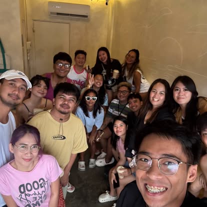 Alpas Diving community sharing a group selfie