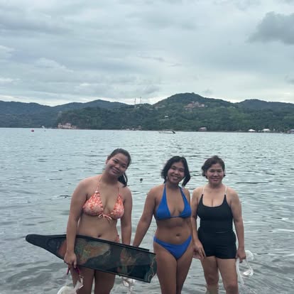 Alpas Diving students smiling together in the sea with their fins