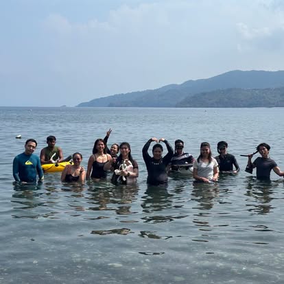 A large Alpas Diving group together in open water